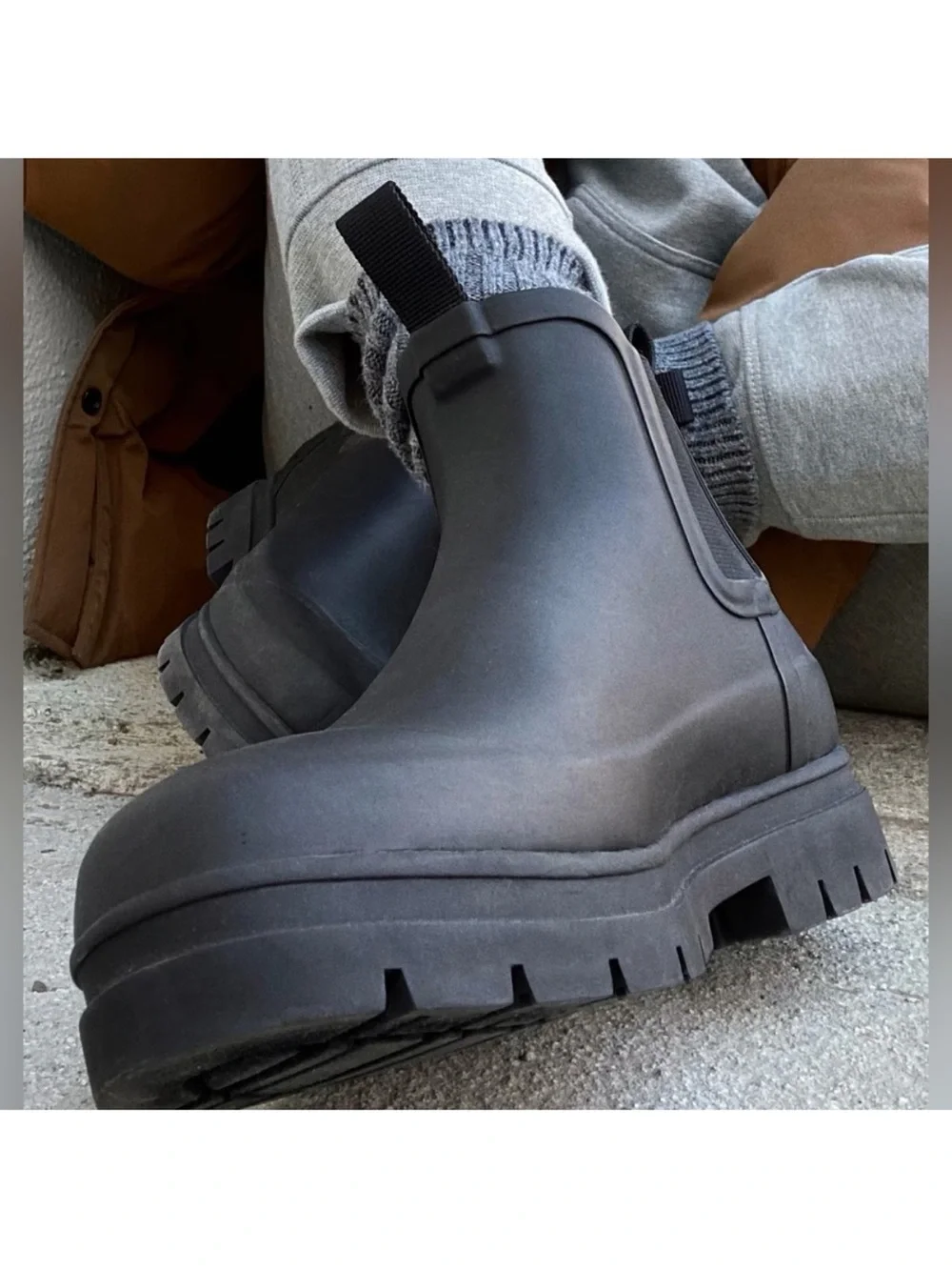 Everlane Black Chelsea Rain Boots Size 10 Waterproof Lug Sole Minimalist NWOB - Picture 6 of 9